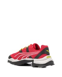 rote Sportschuhe von Puma