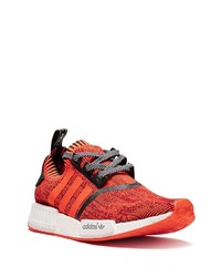 rote Sportschuhe von adidas