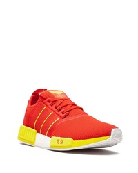 rote Sportschuhe von adidas