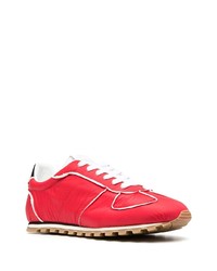 rote Sportschuhe von Maison Margiela