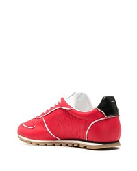 rote Sportschuhe von Maison Margiela