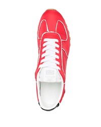 rote Sportschuhe von Maison Margiela