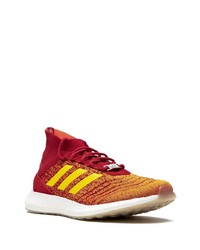 rote Sportschuhe von adidas