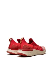 rote Sportschuhe von Nike