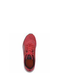 rote Sportschuhe von Reebok