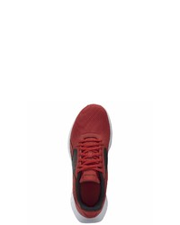 rote Sportschuhe von Reebok