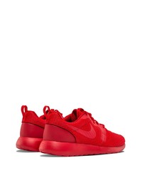 rote Sportschuhe von Nike