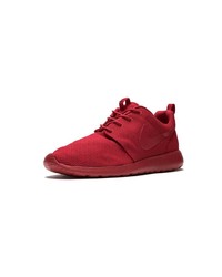 rote Sportschuhe von Nike