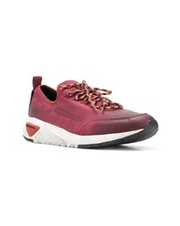 rote Sportschuhe von Diesel