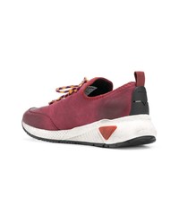 rote Sportschuhe von Diesel