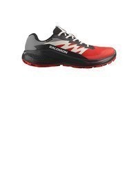 rote Sportschuhe von Salomon