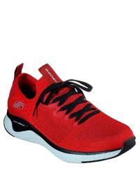 rote Sportschuhe von Skechers