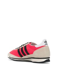 rote Sportschuhe von adidas