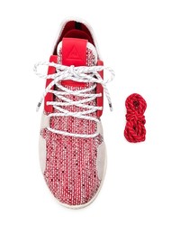 rote Sportschuhe von adidas
