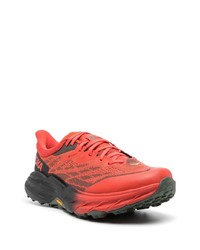 rote Sportschuhe von Hoka One One