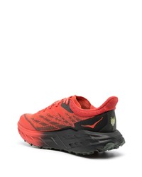 rote Sportschuhe von Hoka One One