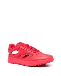 rote Sportschuhe von Maison Margiela x Reebok