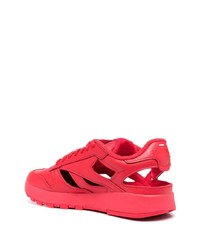 rote Sportschuhe von Maison Margiela x Reebok