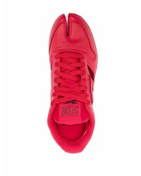 rote Sportschuhe von Maison Margiela x Reebok