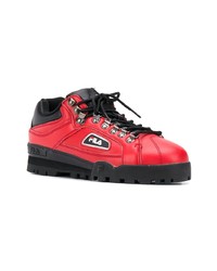 rote Sportschuhe von Fila