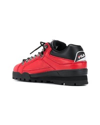 rote Sportschuhe von Fila