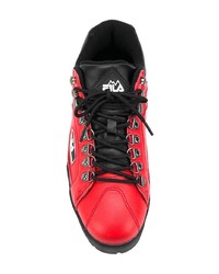 rote Sportschuhe von Fila