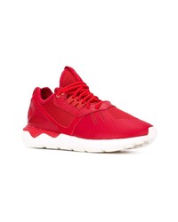 rote Sportschuhe von adidas