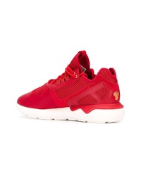 rote Sportschuhe von adidas