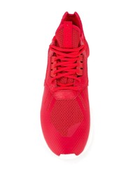 rote Sportschuhe von adidas