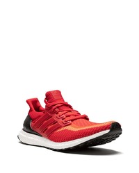 rote Sportschuhe von adidas