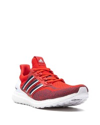 rote Sportschuhe von adidas