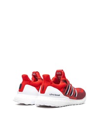 rote Sportschuhe von adidas