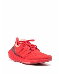 rote Sportschuhe von adidas