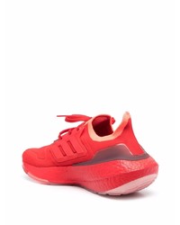 rote Sportschuhe von adidas