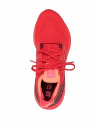 rote Sportschuhe von adidas