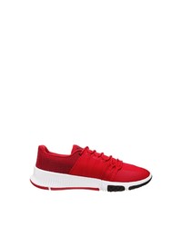 rote Sportschuhe von Under Armour