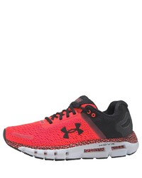 rote Sportschuhe von Under Armour