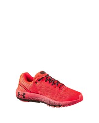 rote Sportschuhe von Under Armour