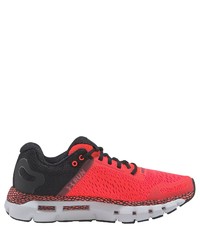 rote Sportschuhe von Under Armour