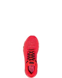 rote Sportschuhe von Under Armour