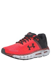 rote Sportschuhe von Under Armour