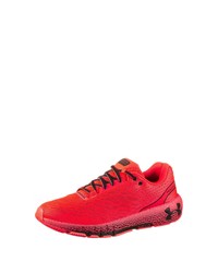 rote Sportschuhe von Under Armour