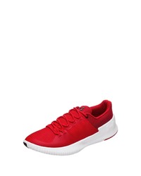 rote Sportschuhe von Under Armour