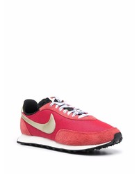 rote Sportschuhe von Nike