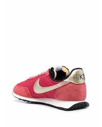 rote Sportschuhe von Nike