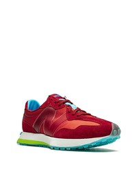 rote Sportschuhe von New Balance