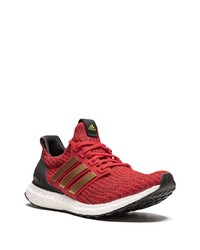 rote Sportschuhe von adidas