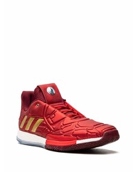 rote Sportschuhe von adidas