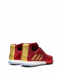 rote Sportschuhe von adidas