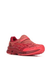 rote Sportschuhe von Asics